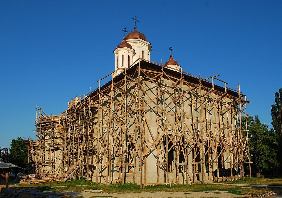 Biserica „Sf. Nicolae” din Ostrov, cu parcul