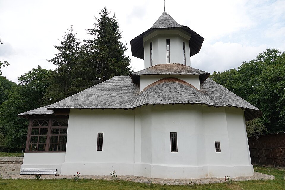 Biserica „Sf. Treime” a fostului schit Lespezi din Comarnic